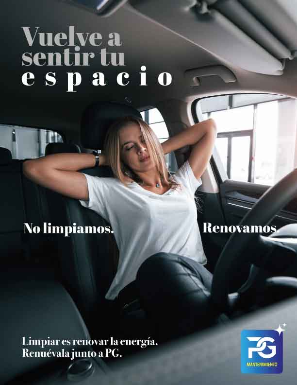 Persona relajada en el interior de su auto renovado — No limpiamos. Renovamos.