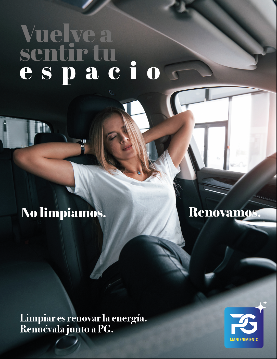 Persona relajada en el interior de su auto renovado — No limpiamos. Renovamos.