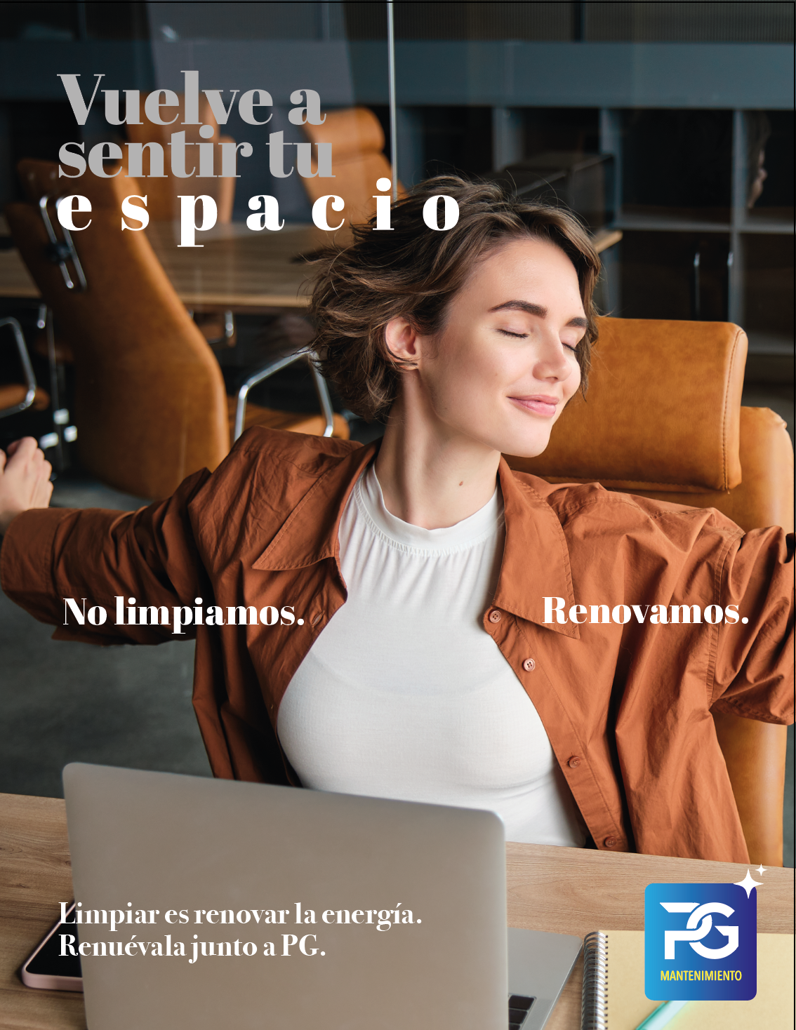 Persona disfrutando su espacio de trabajo renovado — Renovar tu espacio